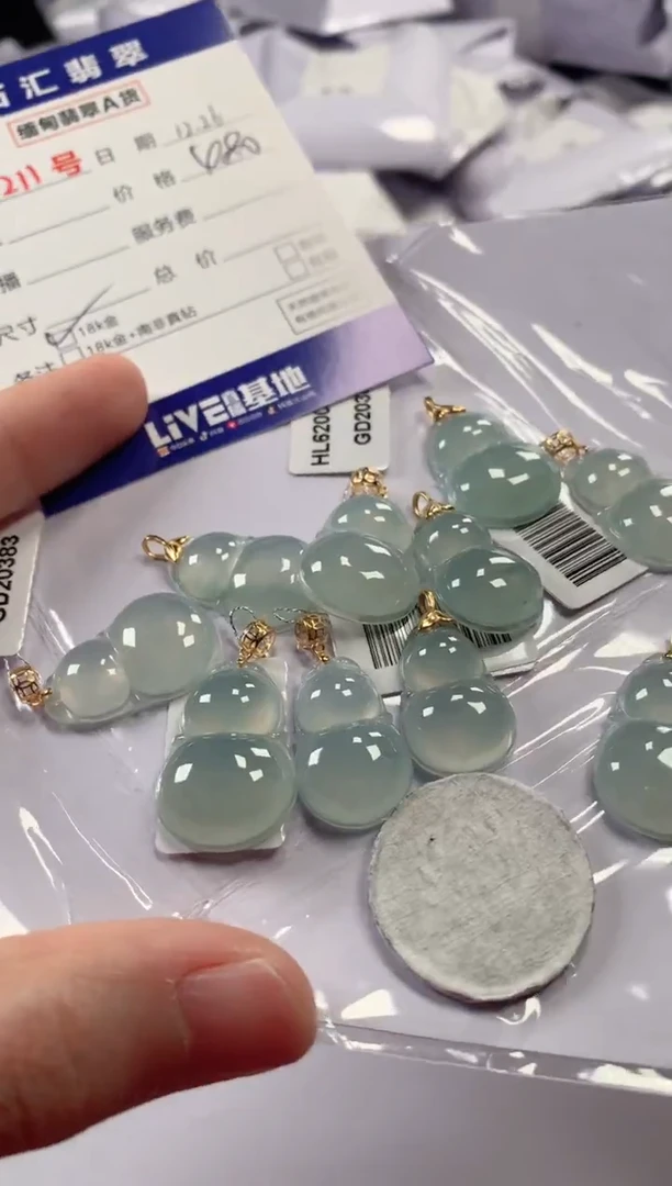颈饰18K金镶嵌翡翠多样性发货，发一件