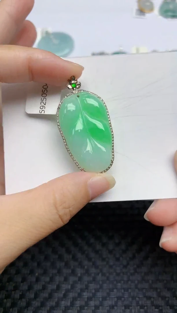 翡翠18K金镶嵌颈饰天然A货翡翠