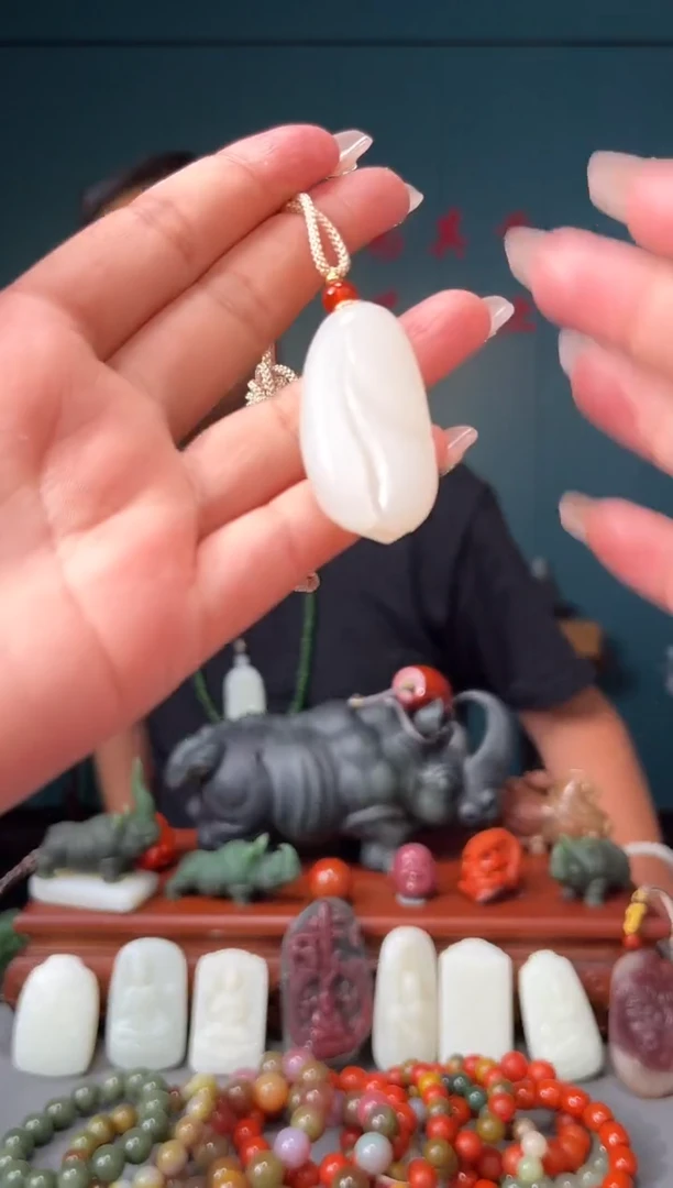 和田玉未镶嵌颈饰吊坠