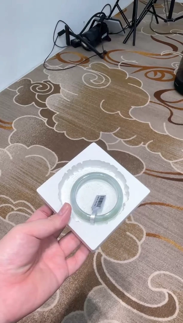 翡翠手镯未镶嵌微**笑一件
