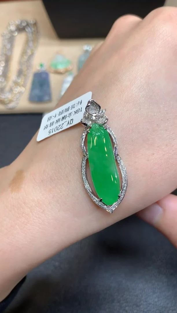 【闪购商品】翡翠颈饰18K金镶嵌福瓜【无服务费】