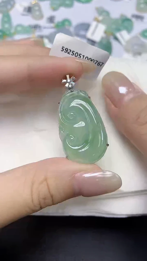 翡翠18K金镶嵌颈饰天然缅甸翡翠A货