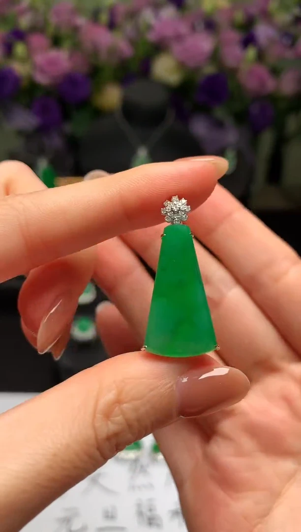 颈饰18K金镶嵌翡翠无事牌