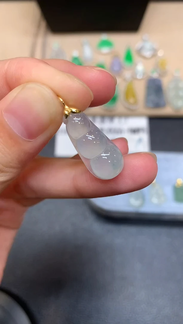 颈饰18K金镶嵌翡翠福豆【无服务费