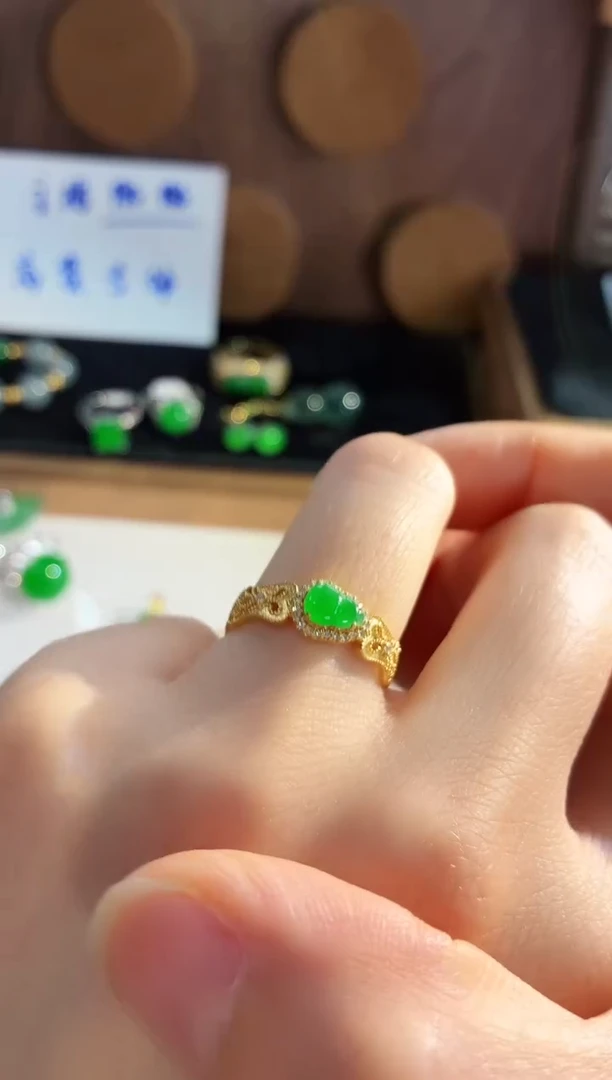 18K金镶嵌戒指翡翠戒指