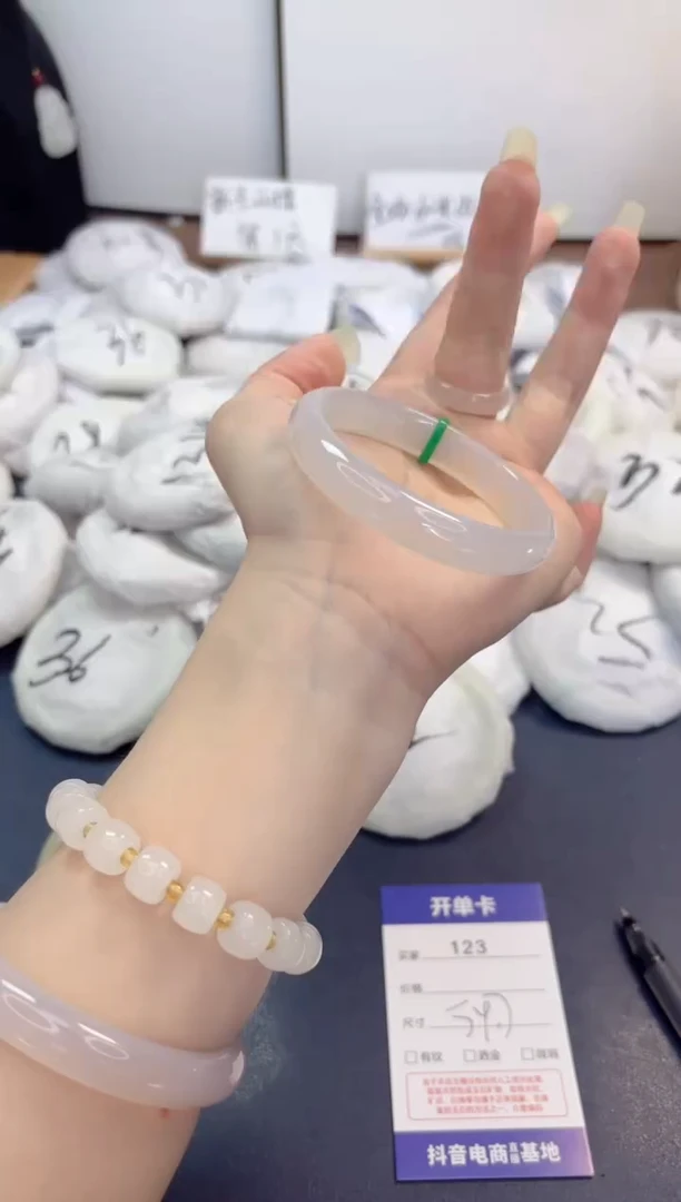 石英质玉手镯未镶嵌123-玉髓-圈口54