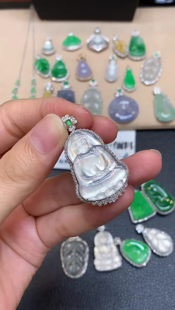 颈饰18K金镶嵌翡翠观音【无服务费