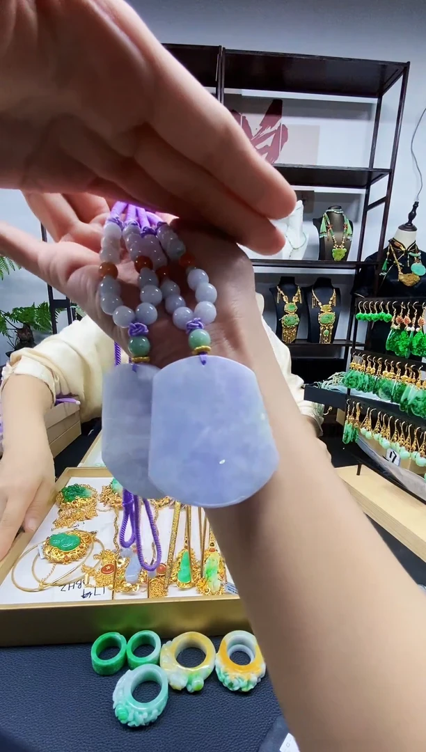 翡翠未镶嵌颈饰翡翠吊坠多样性发其一