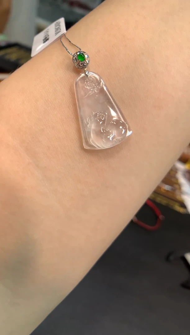 翡翠18K金镶嵌颈饰鹿牌