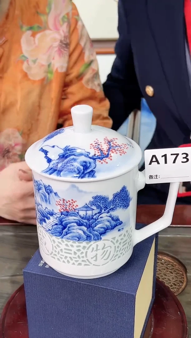 【闪购商品】杯子玲珑青花加彩山水厚德载物办公杯173