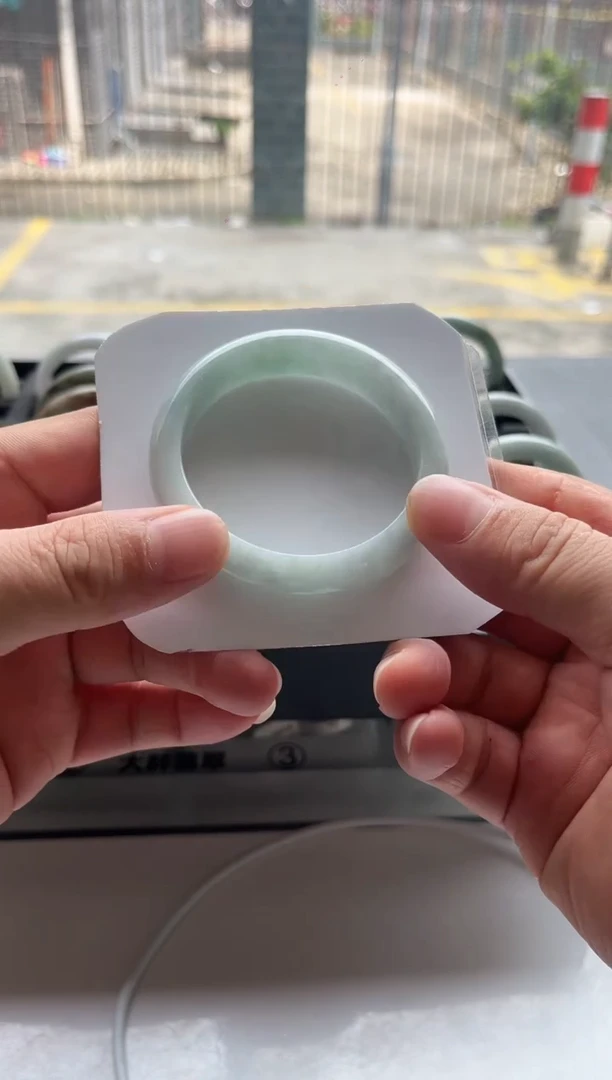 翡翠手镯未镶嵌翡翠1