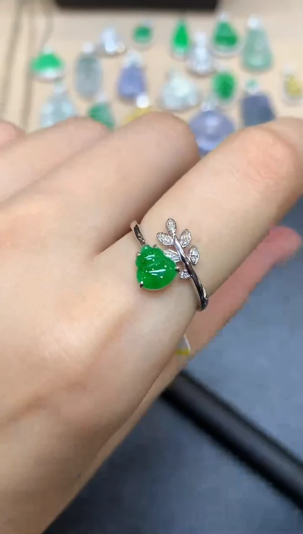 18K金镶嵌戒指翡翠葫芦【无服务费