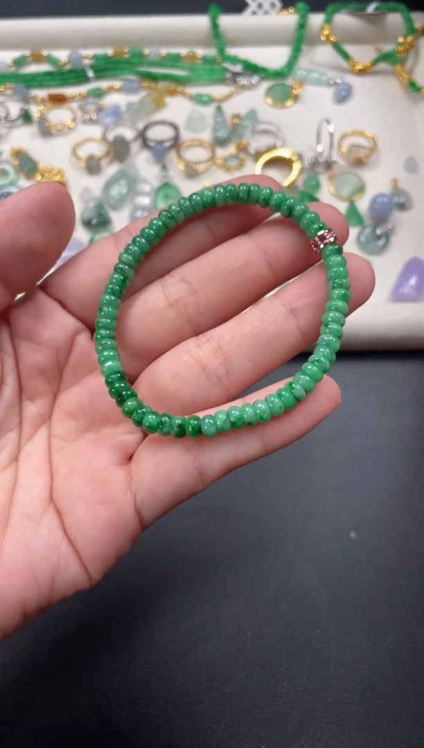 翡翠未镶嵌套链一条  P335