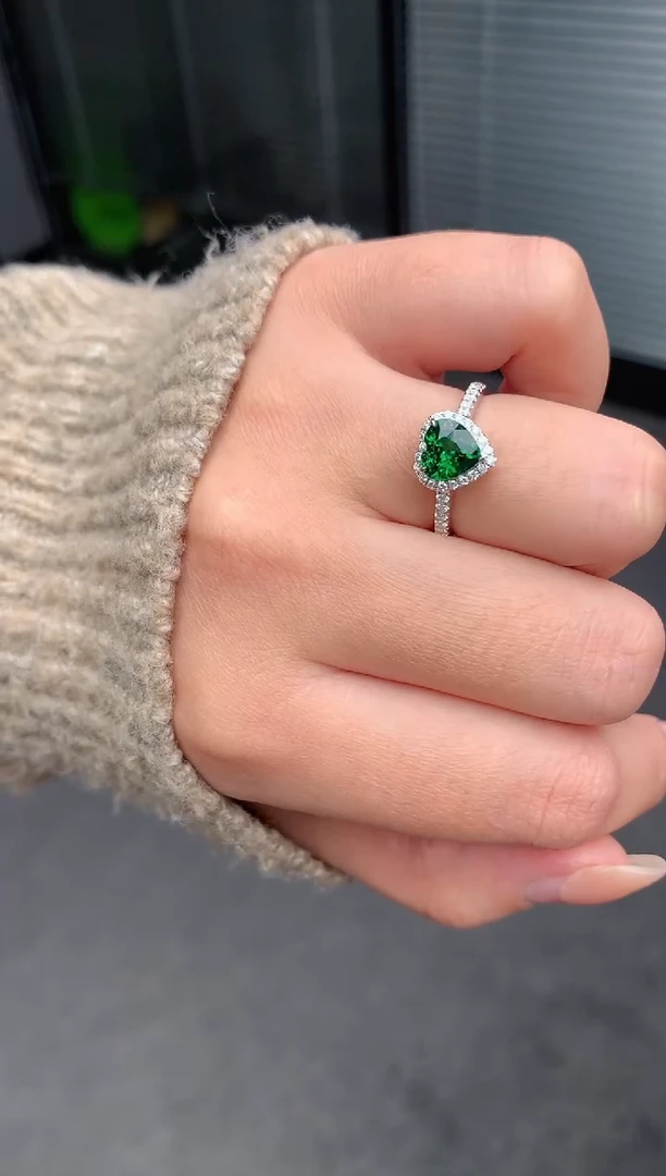 【闪购商品】石榴石戒指18K金镶嵌1.5ct沙弗莱戒指