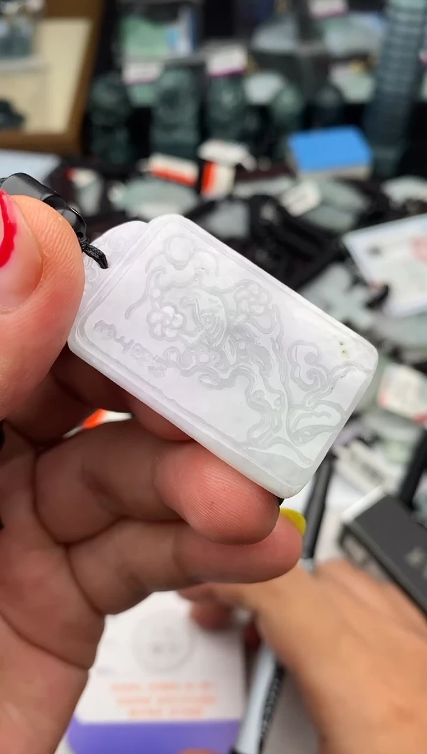 翡翠未镶嵌颈饰多样性发其一