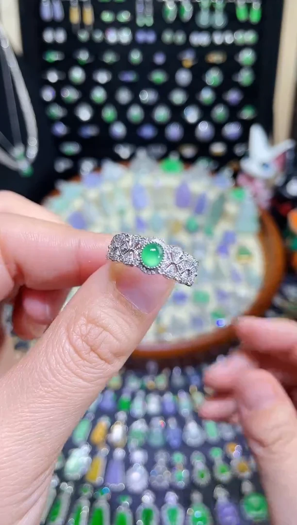 颈饰18K金镶嵌翡翠蕾丝款玻璃种小绿蛋戒指