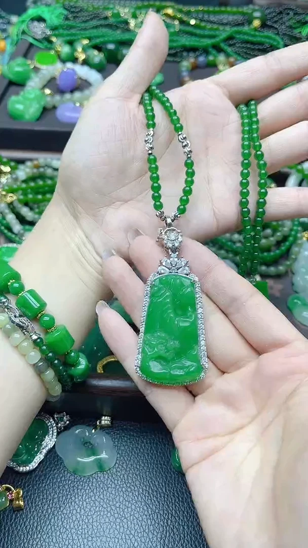 翡翠未镶嵌颈饰山水镶嵌