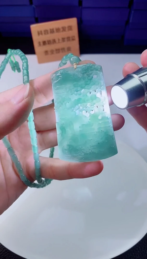 翡翠未镶嵌颈饰    `