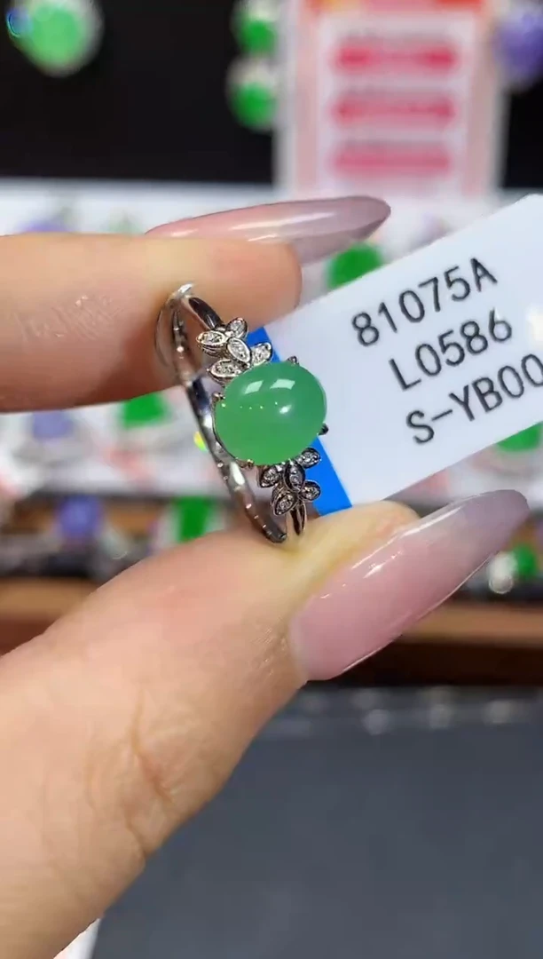 18K金镶嵌戒指翡翠多样性发其一