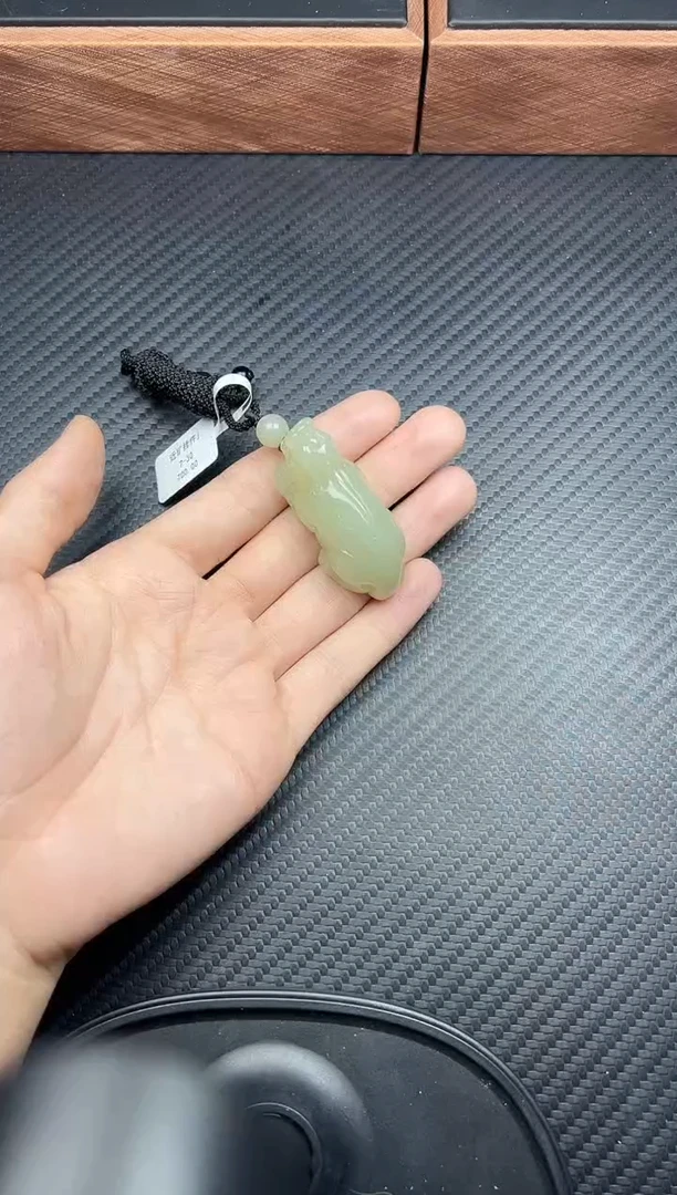 吊坠(赠链)未镶嵌和田玉且末微色差近矿吊坠