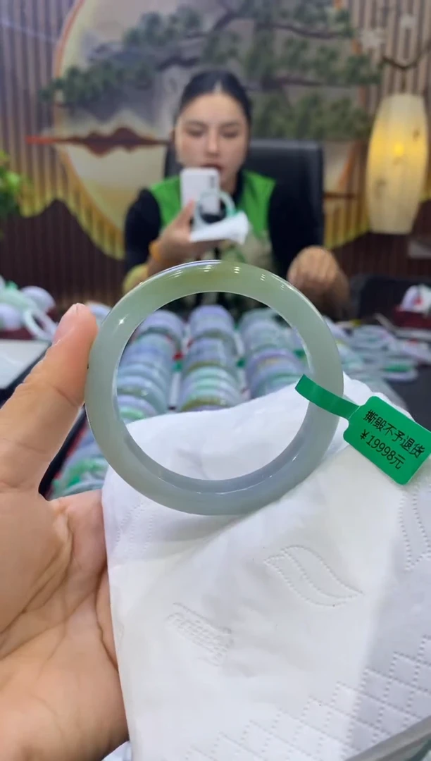 【闪购商品】翡翠手镯未镶嵌多人05783