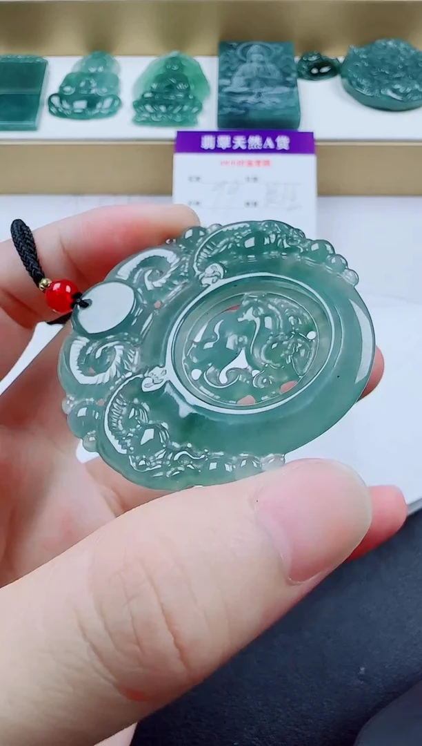 翡翠未镶嵌颈饰三羊多样性发其一