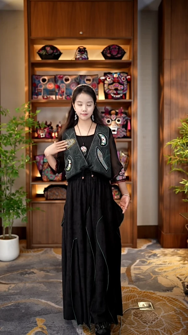 刺绣私人定制苗族手工衣服A9598