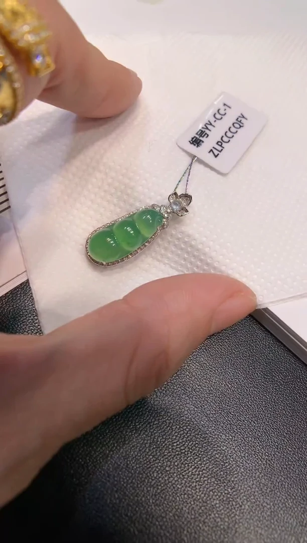 颈饰18K金镶嵌翡翠豆子