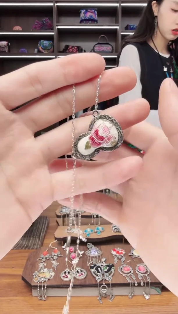 织绣36蒙阿苏苗绣传承店