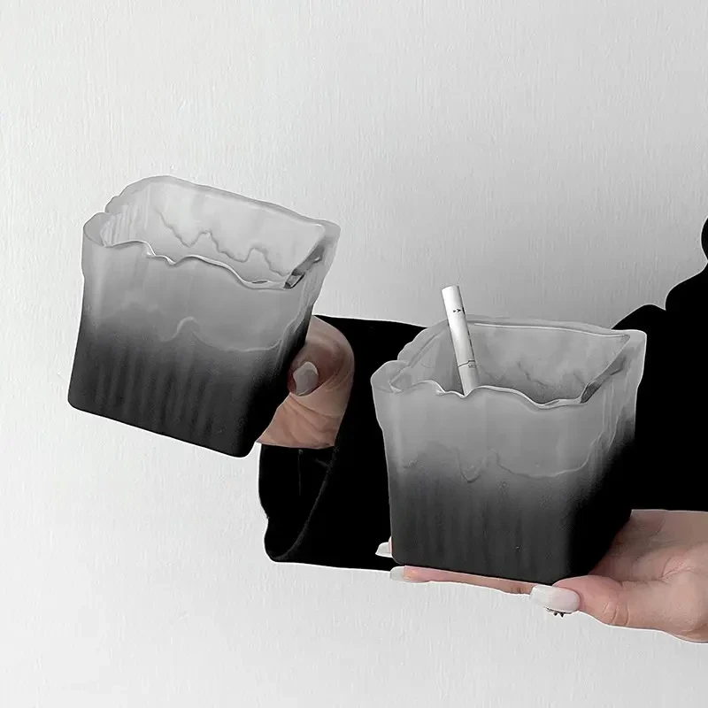 复古时尚烟灰缸高级感渐变黑玻璃烟缸防飞灰家用创意轻奢摆件B735