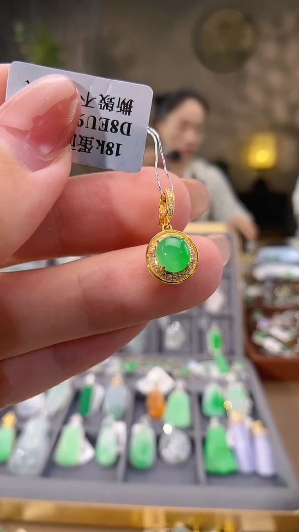 吊坠(不含链)18K金镶嵌翡翠蛋面