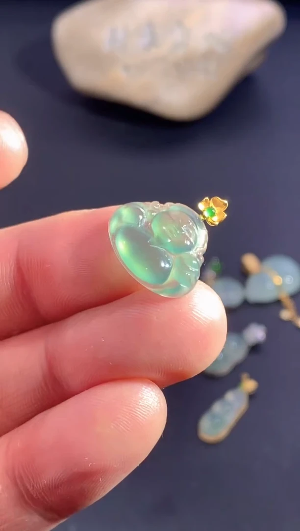 颈饰18K金镶嵌翡翠