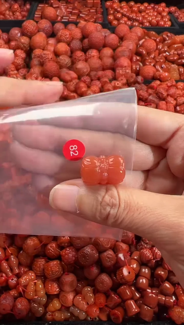 南红玛瑙未镶嵌颈饰1