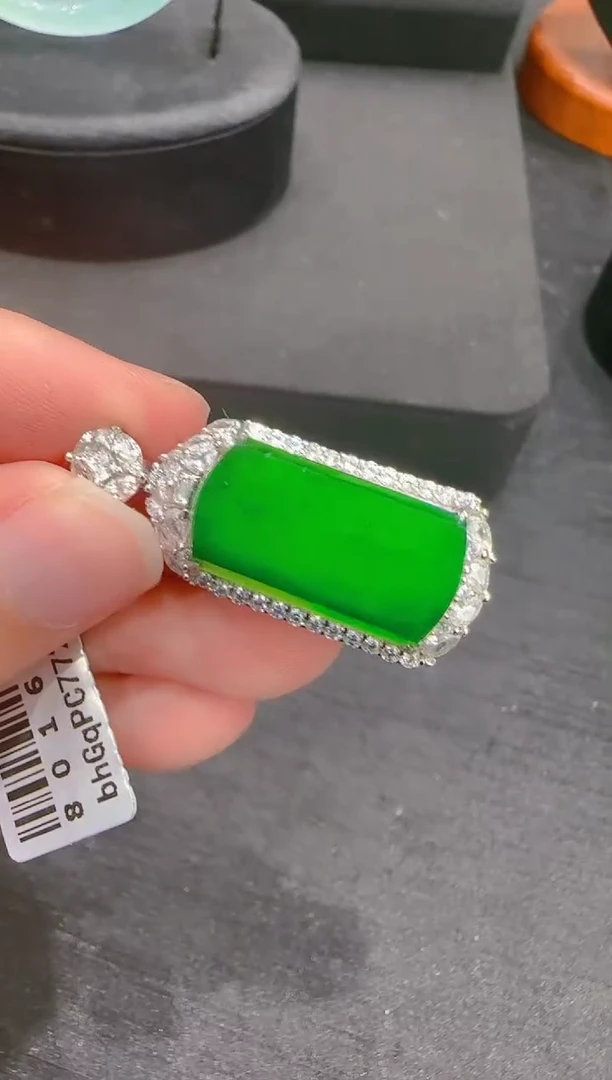 【闪购商品】翡翠吊坠(赠链)银S925镶嵌天然翡翠A货多样性发一件