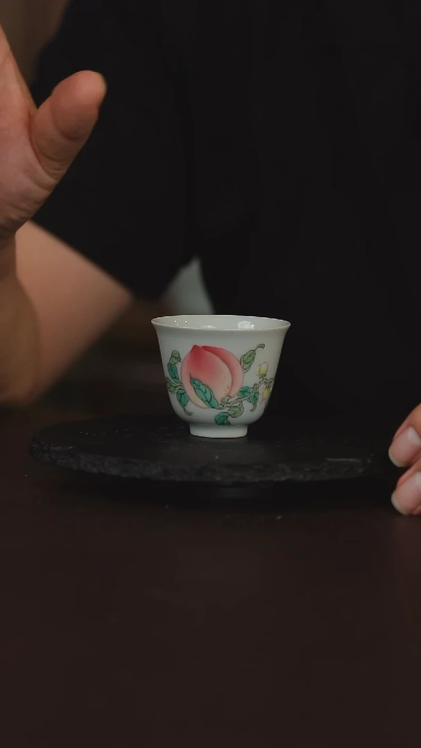 景德镇手绘粉彩桃子主人杯