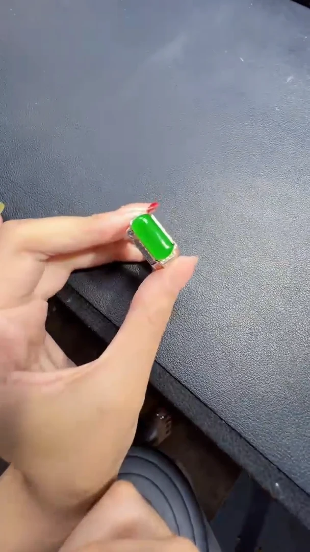 未镶嵌定制翡翠翡翠A货有轻微色差属于正常现象，戒指多样性发货1