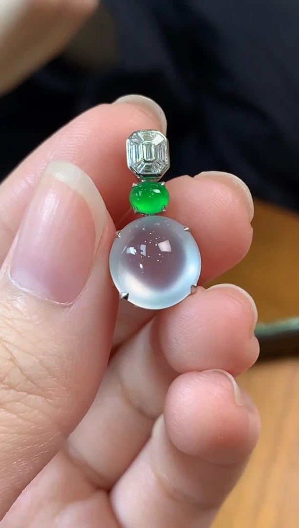 颈饰18K金镶嵌翡翠蛋面吊坠