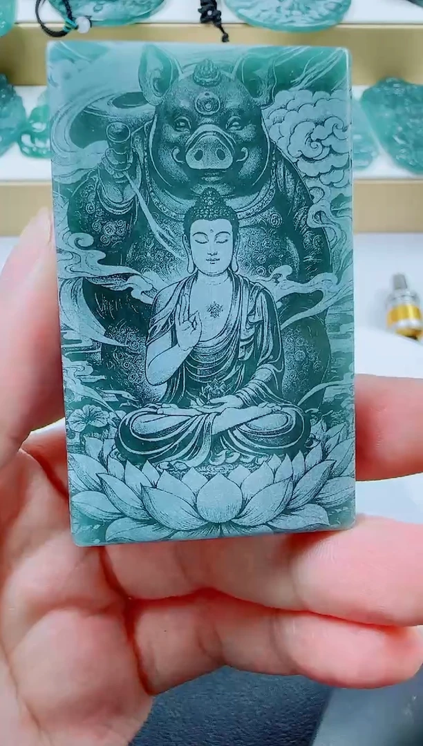 翡翠未镶嵌颈饰猪本命佛