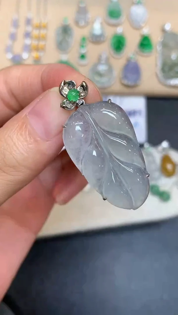 颈饰18K金镶嵌翡翠树叶【无服务费【48小时鉴赏期】