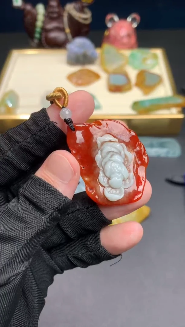 颈饰未镶嵌翡翠天然翡翠红皮白肉巧雕莲花牌子