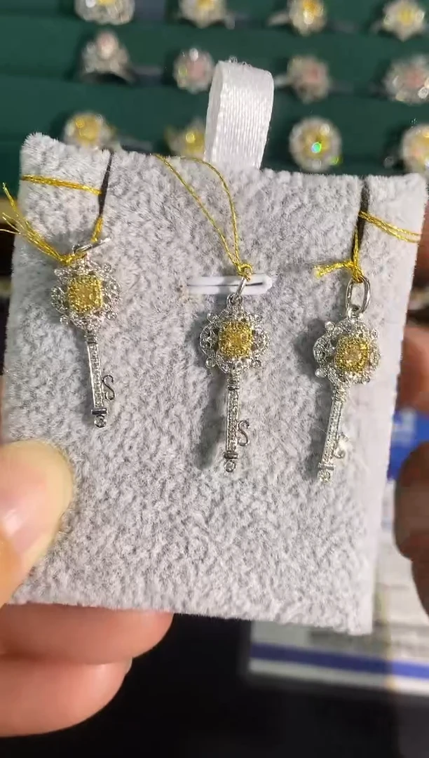 18K金镶嵌吊坠钻石多样性发一