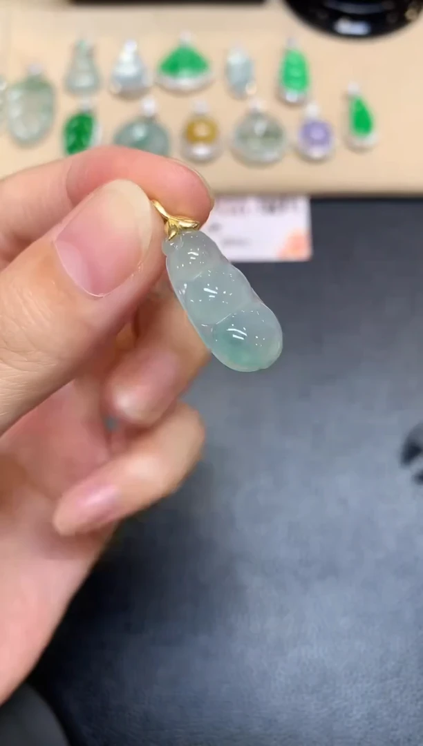 颈饰18K金镶嵌翡翠福豆【无服务费