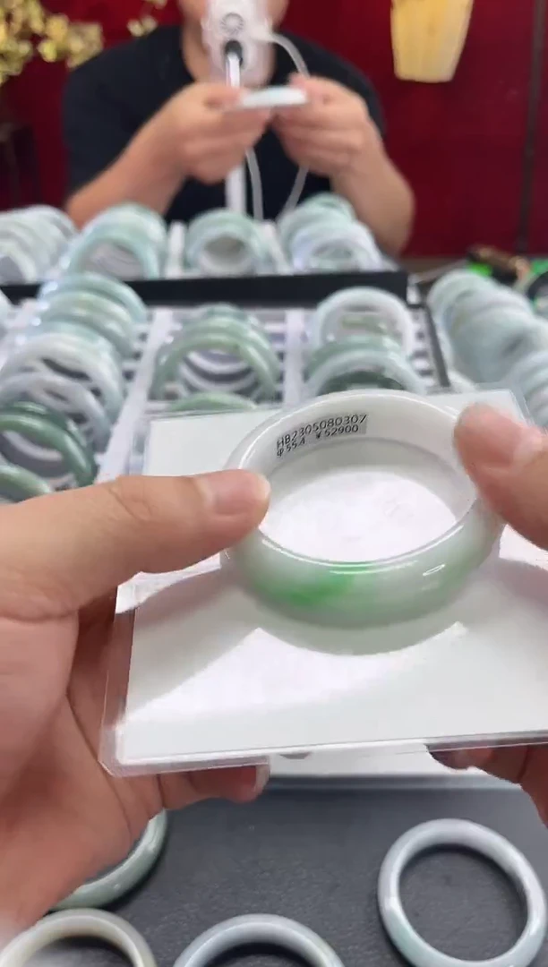 翡翠手镯（贵妃镯）未镶嵌翡翠    33