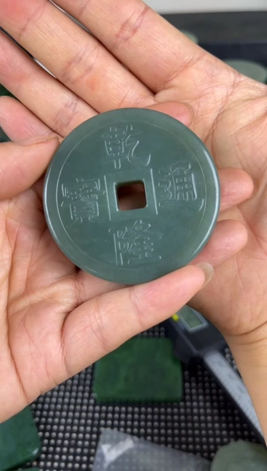 和田玉未镶嵌珠宝半成品钱币