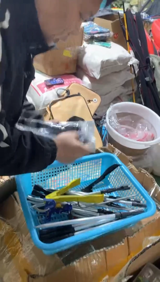 塑料渔夹子两个