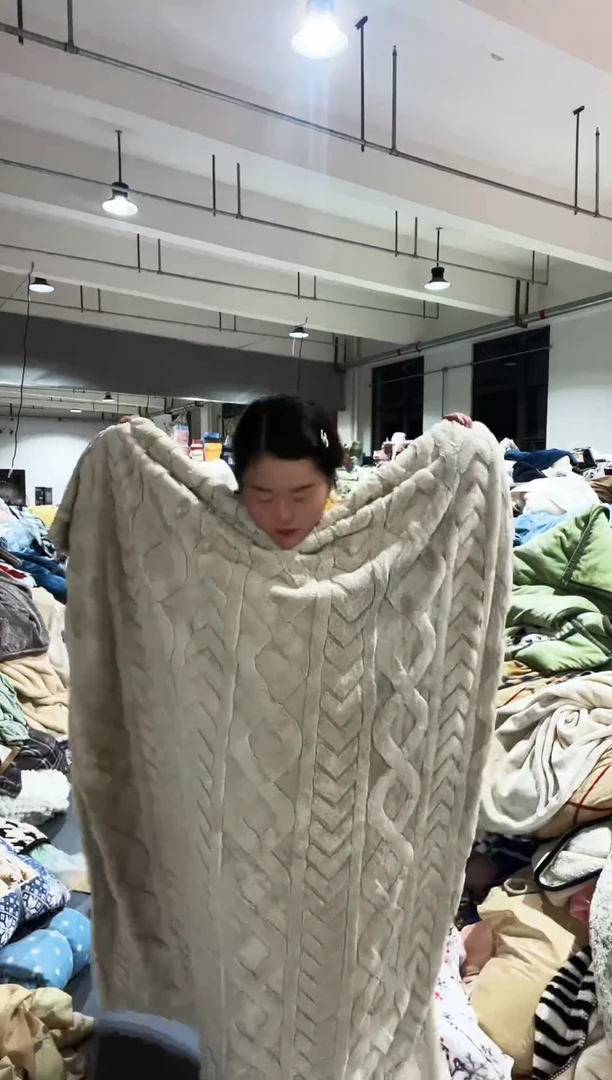 混纺主播手上展示的产品