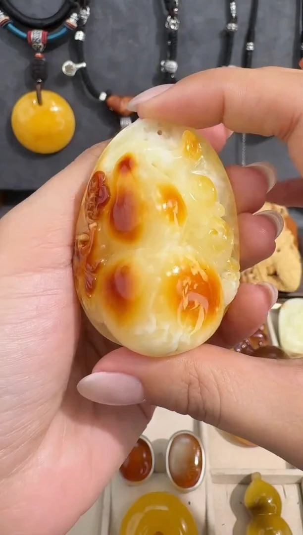 裸石琥珀未镶嵌铭*?琥珀