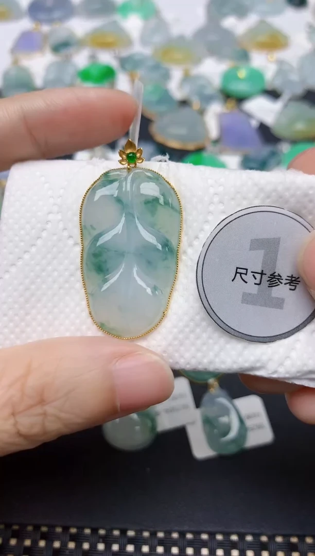 翡翠18K金镶嵌颈饰天然缅甸A货翡翠