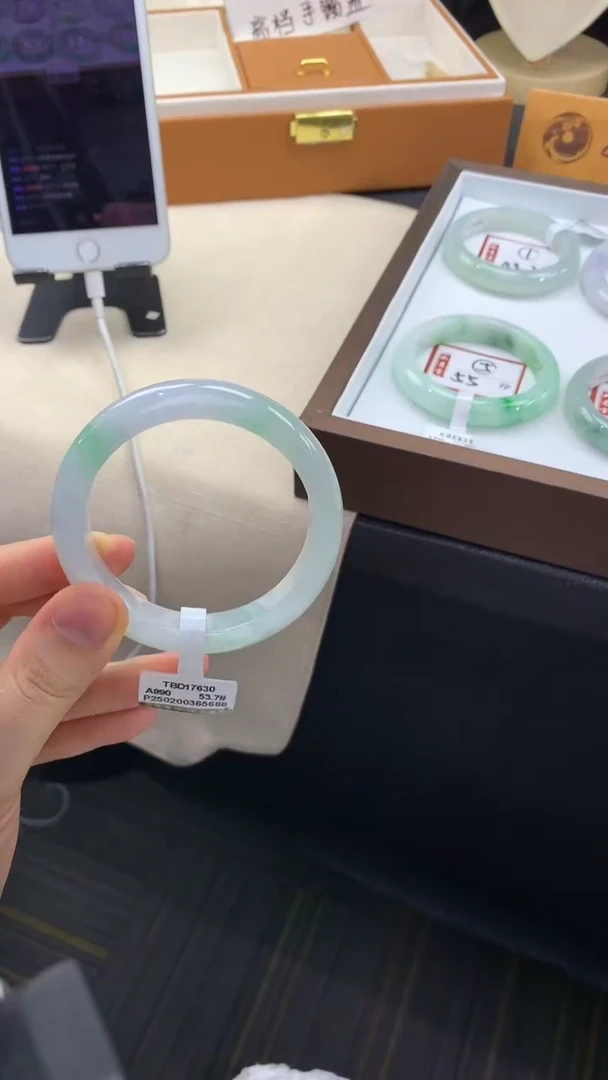 翡翠手镯未镶嵌..........