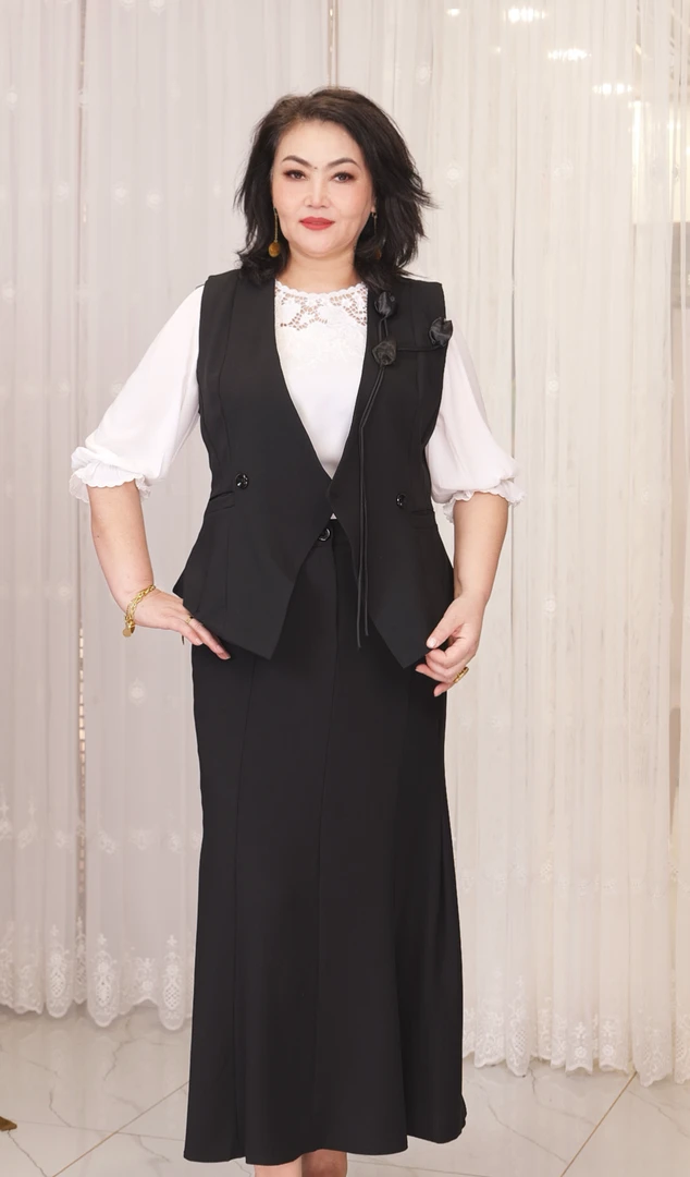 2025年最新款的女士马甲 + 白色蕾丝领泡泡袖衬衫+鱼尾半身裙